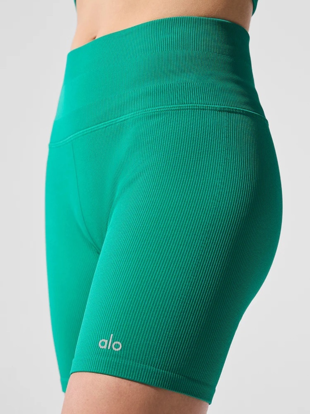 ALO | S | Seamless Ribbed Favorite Short Spruce Green - Picture 2 of 6